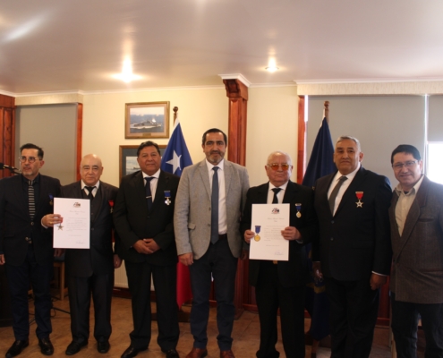 Los motoristas condecorados junto al presidente Eric Riffo y Oscar Elmer